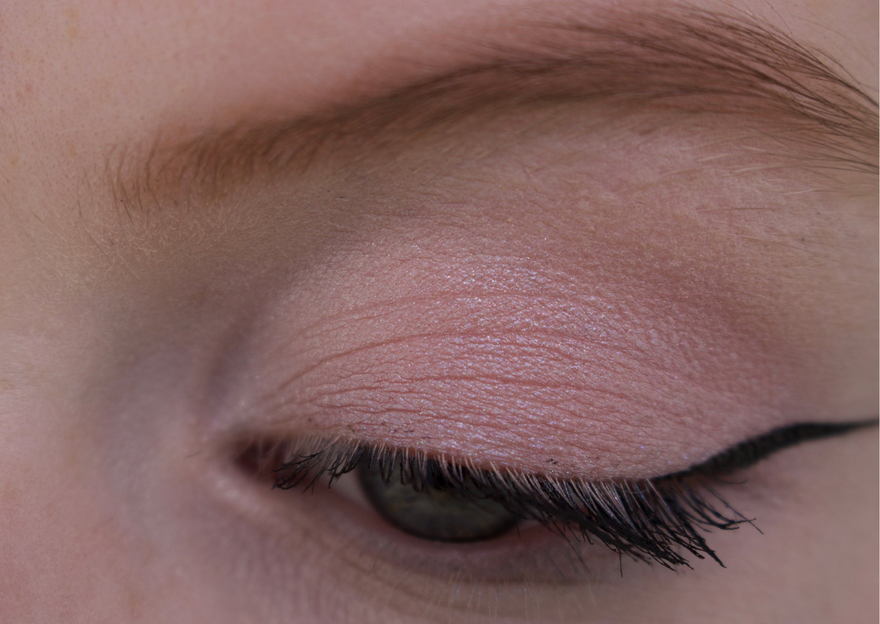 Eyeshadow Royal Pearl voorbeeld oog gesloten